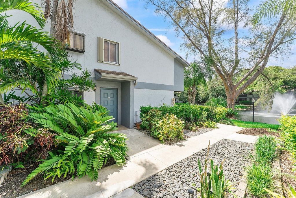 2705 S OAKLAND FOREST Drive 104, Oakland Park, FL 33309