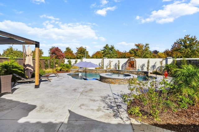 242 McKays Point Pl, West Sacramento, CA 95605