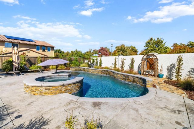 242 McKays Point Pl, West Sacramento, CA 95605