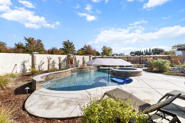 242 McKays Point Pl, West Sacramento, CA 95605