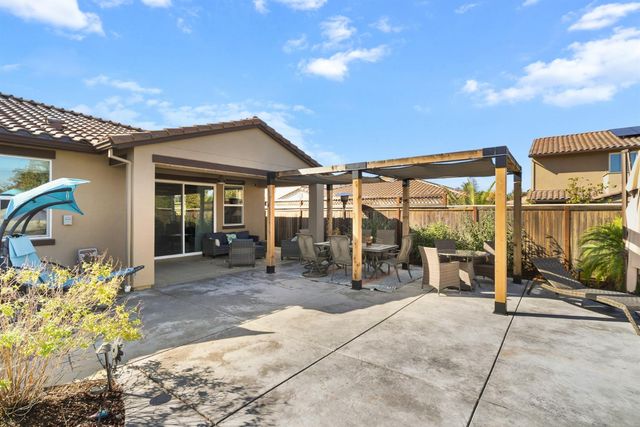 242 McKays Point Pl, West Sacramento, CA 95605