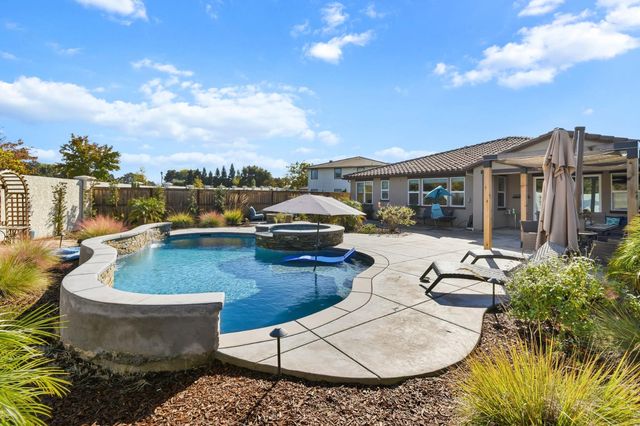 242 McKays Point Pl, West Sacramento, CA 95605