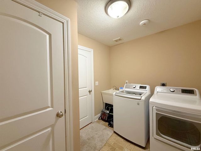 4222 3RD Street A, East Moline, IL 61244