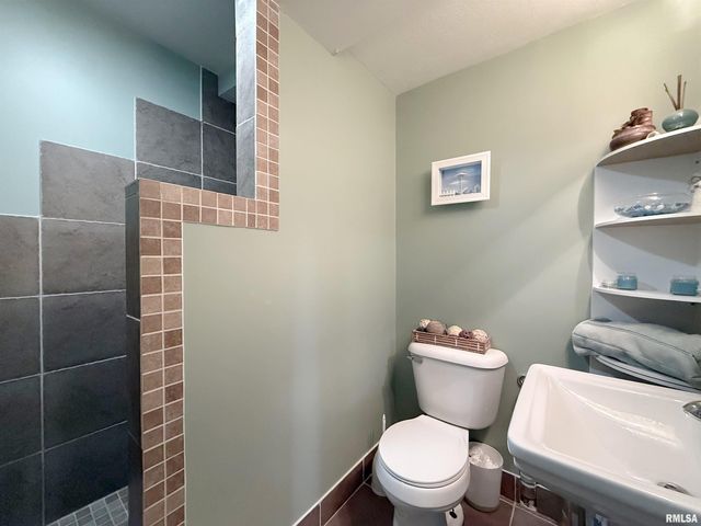 4222 3RD Street A, East Moline, IL 61244