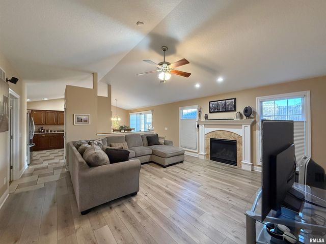 4222 3RD Street A, East Moline, IL 61244