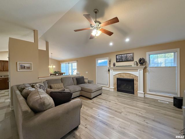 4222 3RD Street A, East Moline, IL 61244