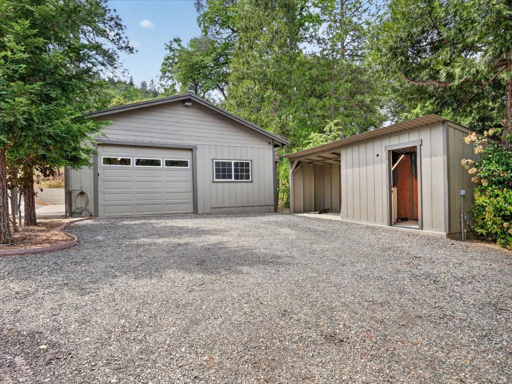 Image 1 of property listing at 41860 Road 222, Oakhurst, CA 93644