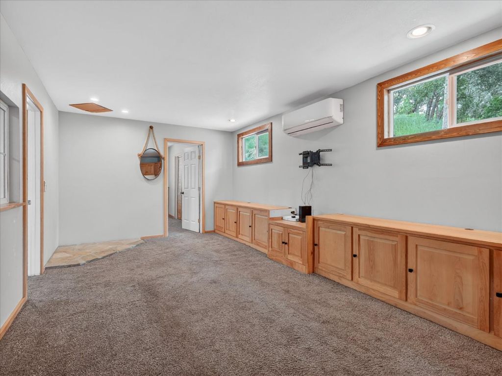 Image 10 of property listing at 41860 Road 222, Oakhurst, CA 93644