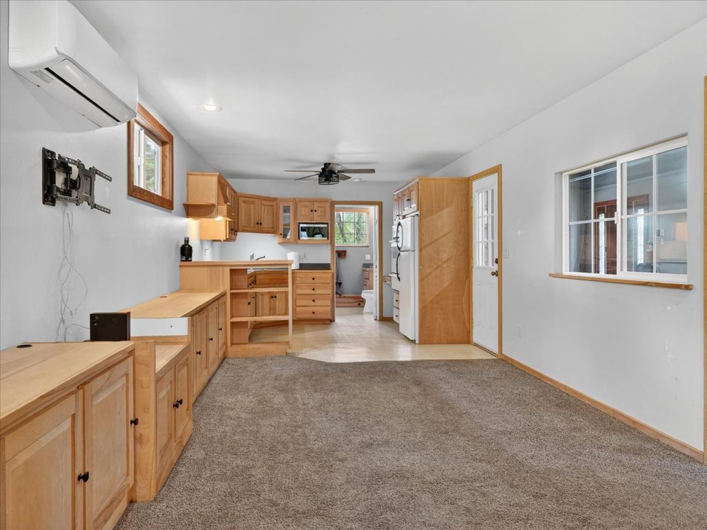 Image 11 of property listing at 41860 Road 222, Oakhurst, CA 93644