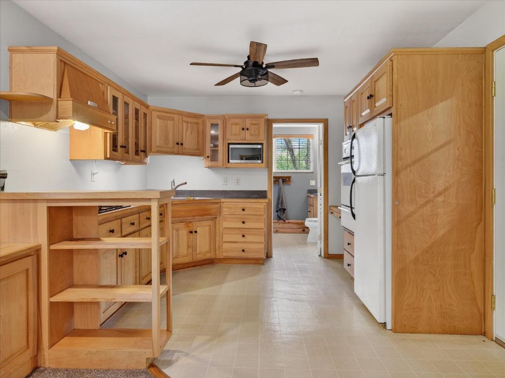 Image 12 of property listing at 41860 Road 222, Oakhurst, CA 93644