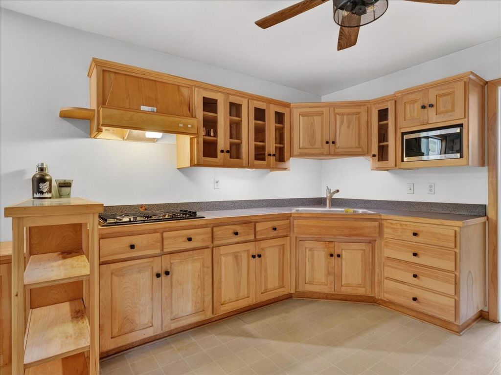 Image 13 of property listing at 41860 Road 222, Oakhurst, CA 93644