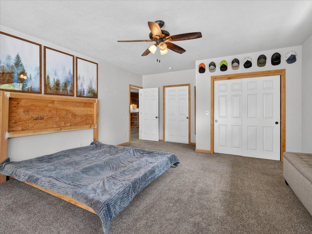 Image 17 of property listing at 41860 Road 222, Oakhurst, CA 93644
