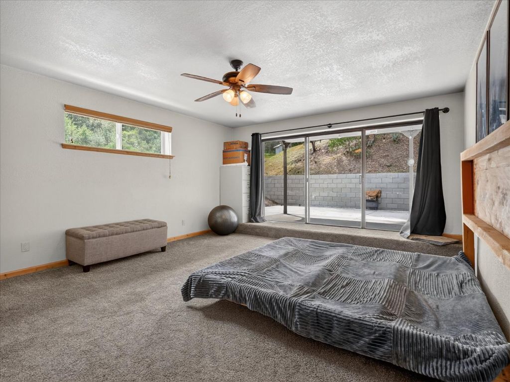 Image 18 of property listing at 41860 Road 222, Oakhurst, CA 93644