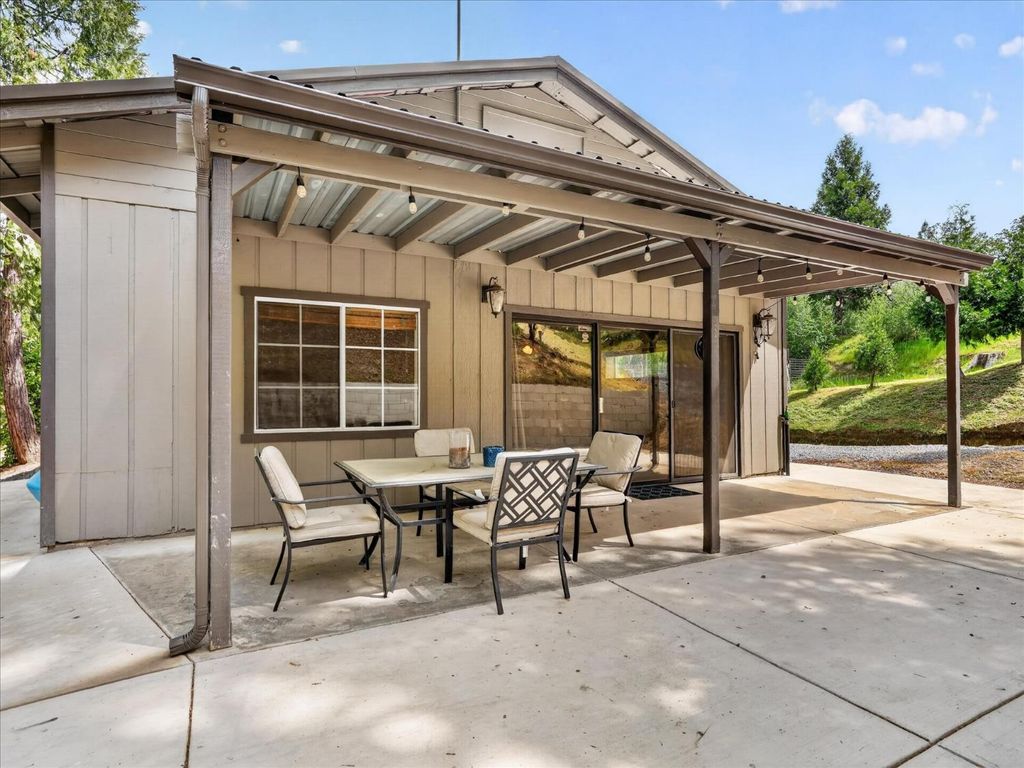 Image 19 of property listing at 41860 Road 222, Oakhurst, CA 93644