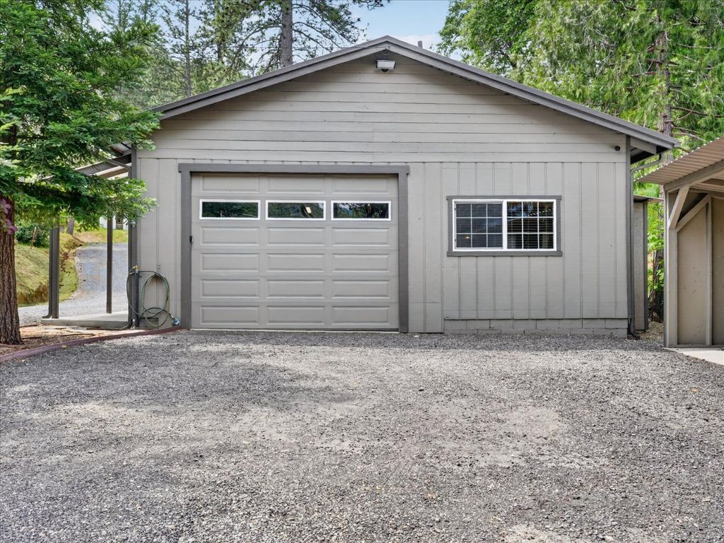 Image 2 of property listing at 41860 Road 222, Oakhurst, CA 93644
