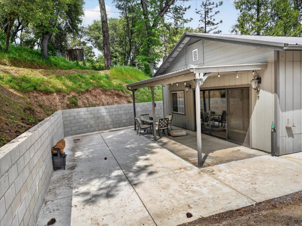 Image 20 of property listing at 41860 Road 222, Oakhurst, CA 93644