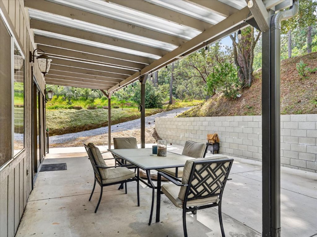 Image 21 of property listing at 41860 Road 222, Oakhurst, CA 93644