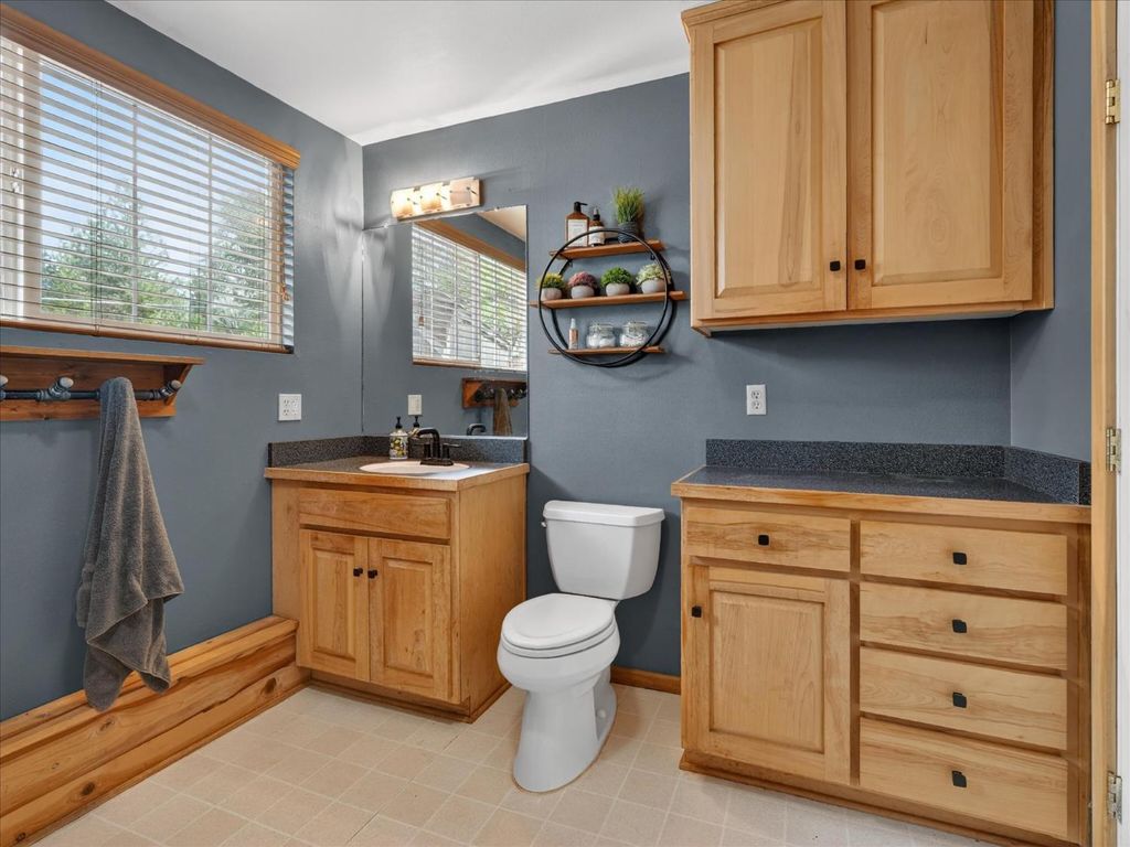 Image 22 of property listing at 41860 Road 222, Oakhurst, CA 93644
