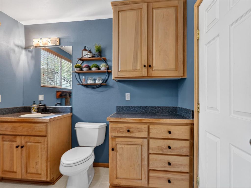 Image 23 of property listing at 41860 Road 222, Oakhurst, CA 93644