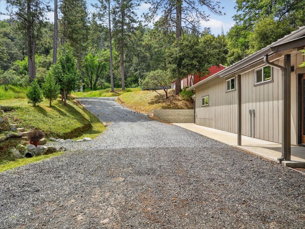 Image 25 of property listing at 41860 Road 222, Oakhurst, CA 93644