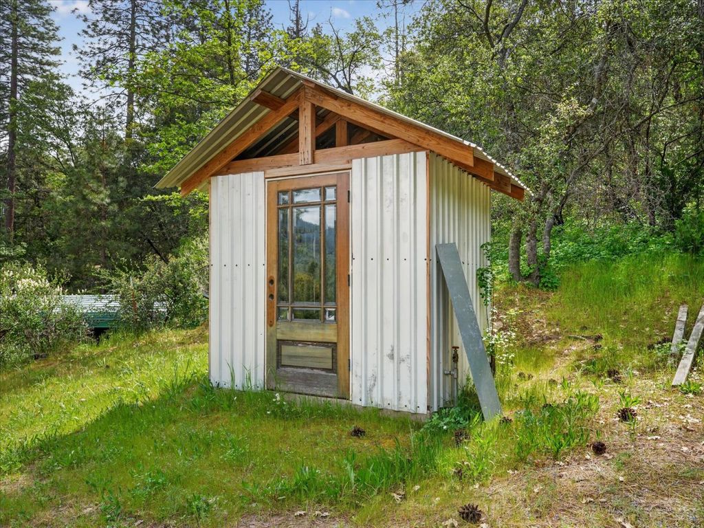 Image 26 of property listing at 41860 Road 222, Oakhurst, CA 93644