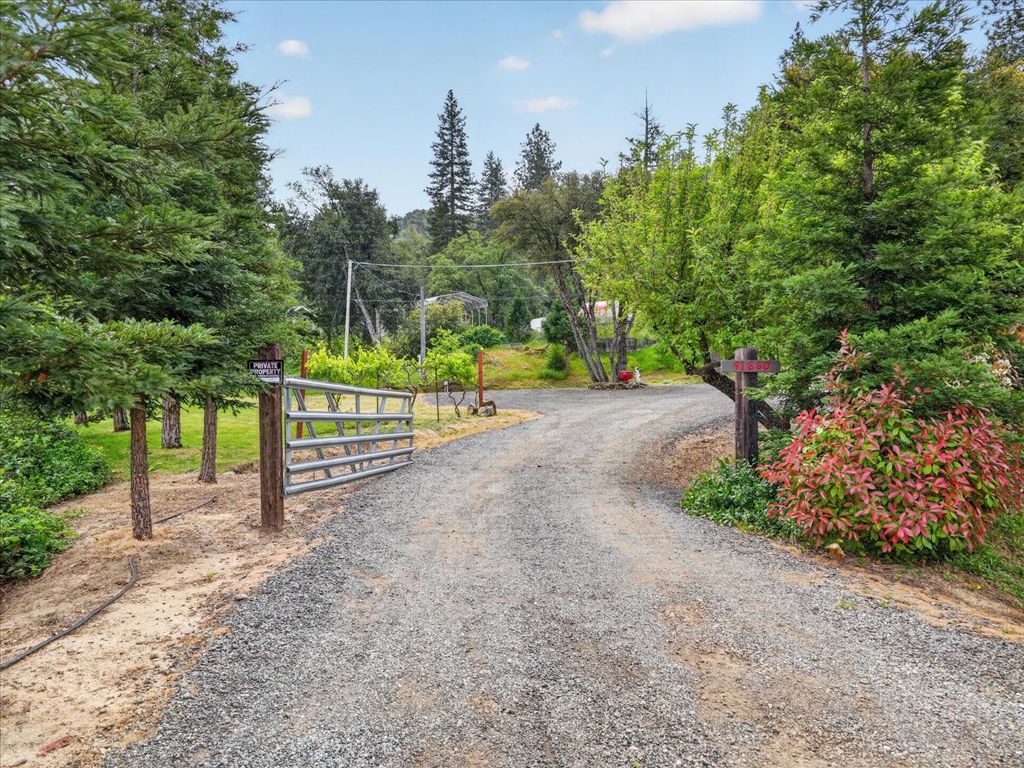 Image 3 of property listing at 41860 Road 222, Oakhurst, CA 93644