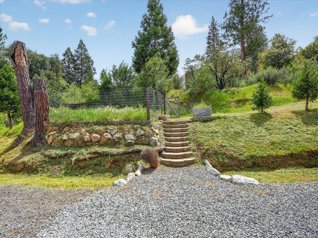 Image 32 of property listing at 41860 Road 222, Oakhurst, CA 93644