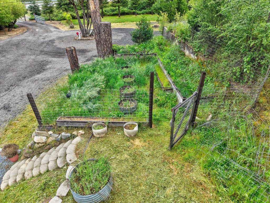 Image 33 of property listing at 41860 Road 222, Oakhurst, CA 93644