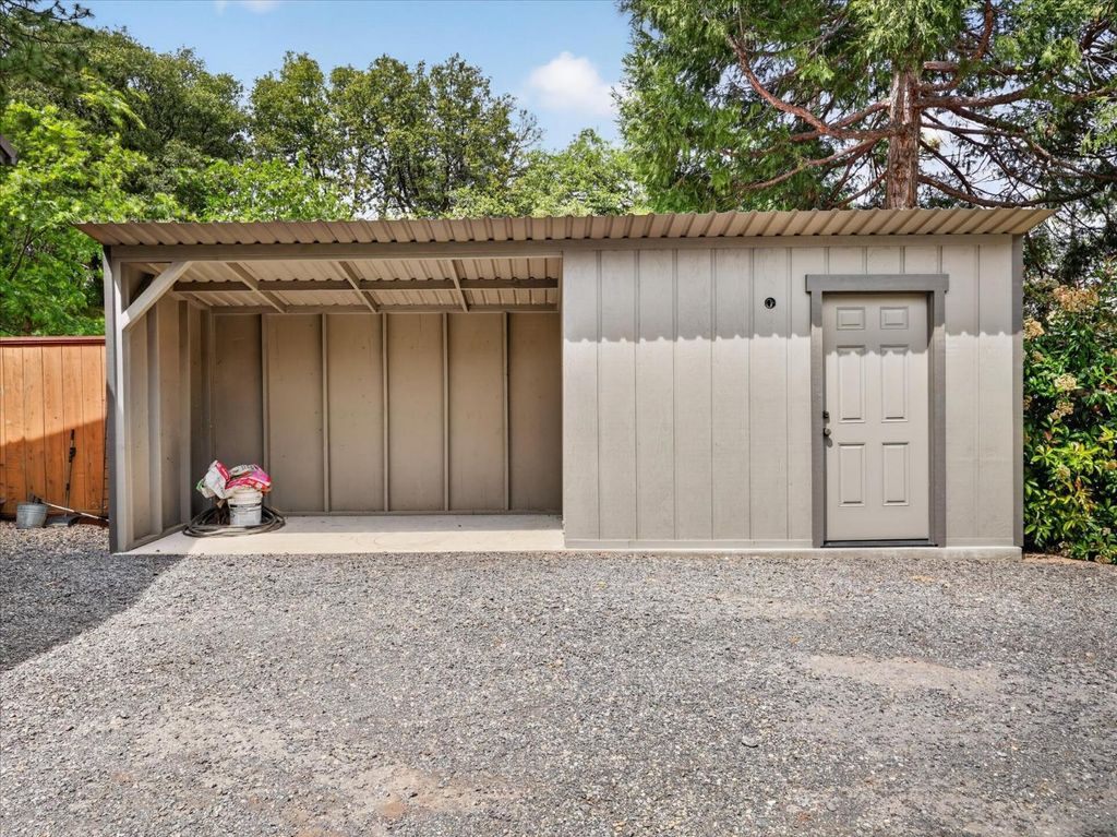 Image 34 of property listing at 41860 Road 222, Oakhurst, CA 93644