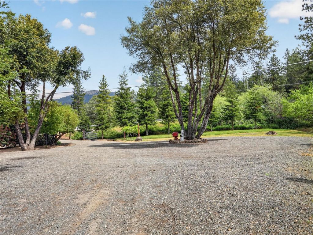 Image 37 of property listing at 41860 Road 222, Oakhurst, CA 93644