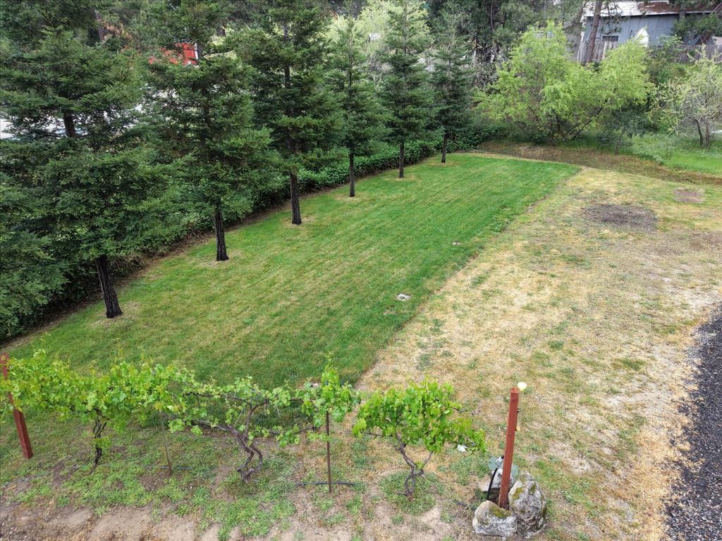 Image 4 of property listing at 41860 Road 222, Oakhurst, CA 93644