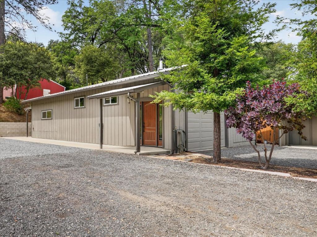 Image 5 of property listing at 41860 Road 222, Oakhurst, CA 93644