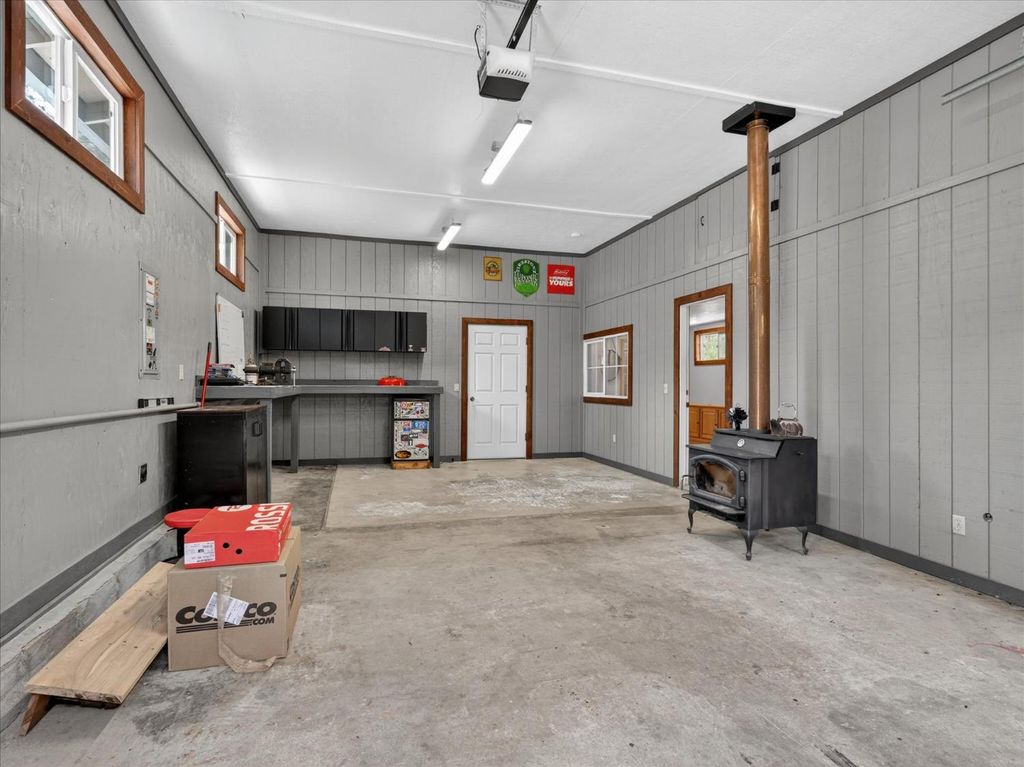 Image 6 of property listing at 41860 Road 222, Oakhurst, CA 93644