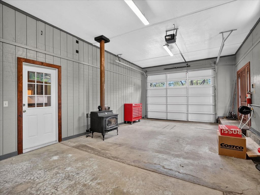 Image 7 of property listing at 41860 Road 222, Oakhurst, CA 93644