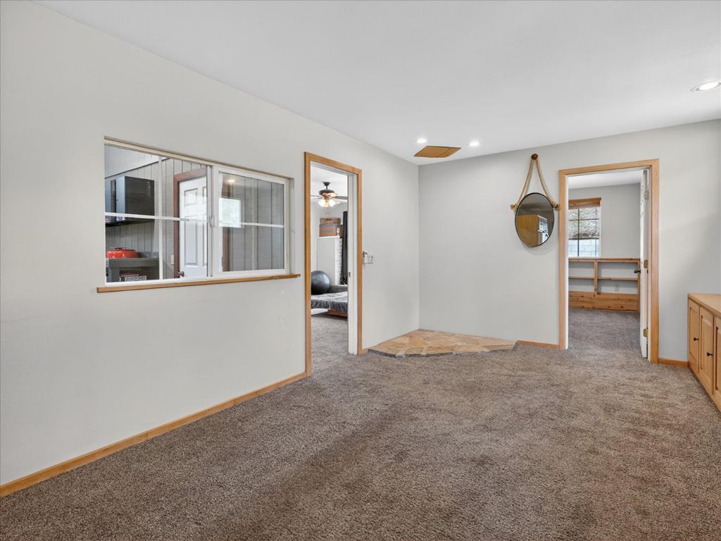 Image 8 of property listing at 41860 Road 222, Oakhurst, CA 93644