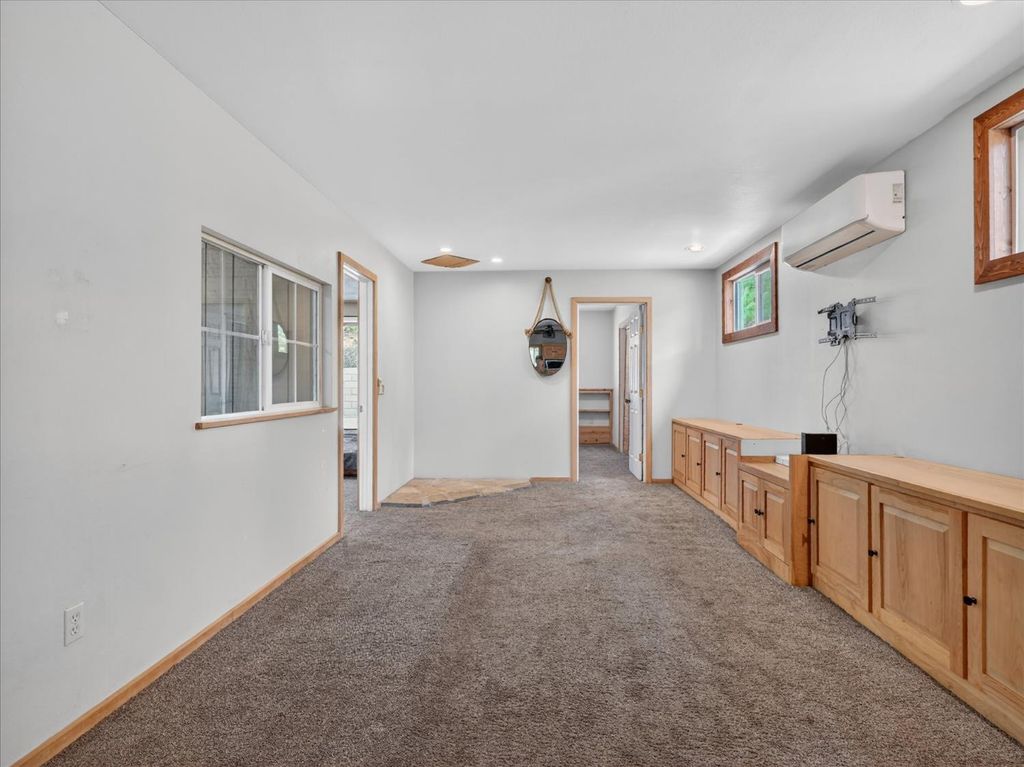 Image 9 of property listing at 41860 Road 222, Oakhurst, CA 93644