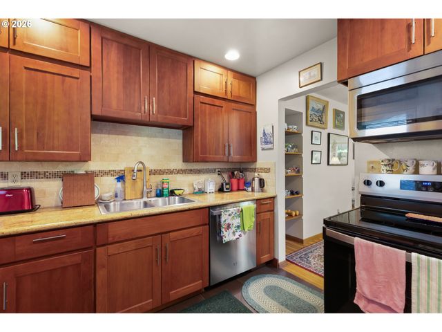 3002 Se BROOKLYN St, Portland, OR 97202