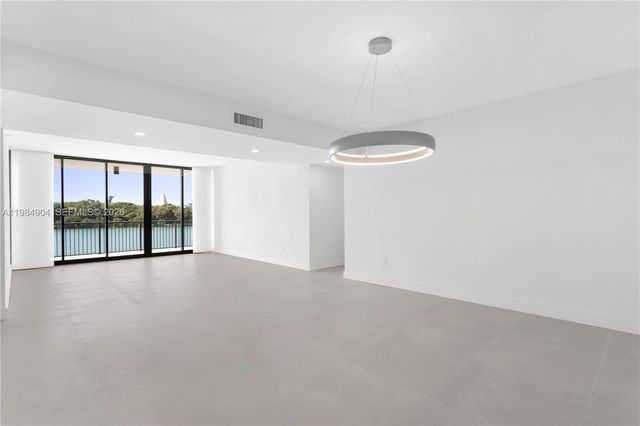 1000 Venetian Way 303, Miami, FL 33139