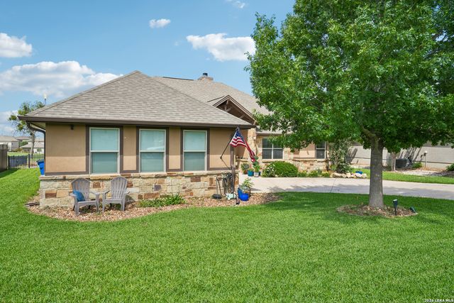 137 FAIRWAY DR, Floresville, TX 78114