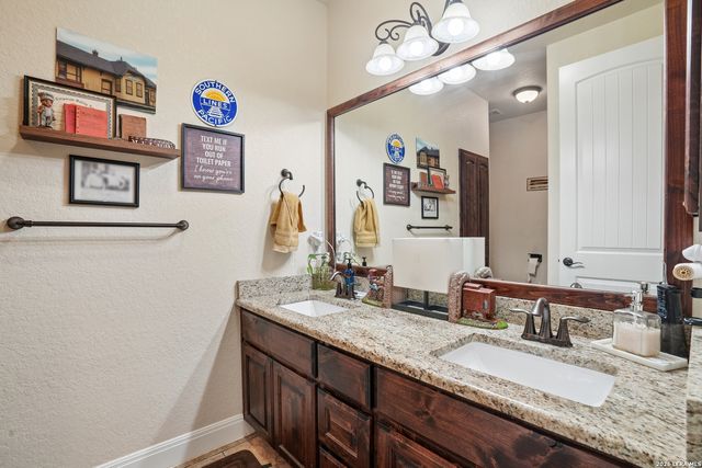 137 FAIRWAY DR, Floresville, TX 78114