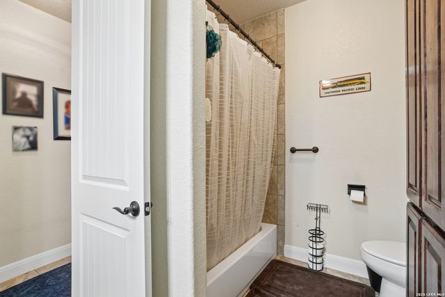 137 FAIRWAY DR, Floresville, TX 78114