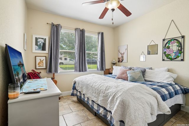 137 FAIRWAY DR, Floresville, TX 78114