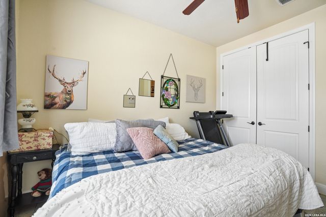 137 FAIRWAY DR, Floresville, TX 78114
