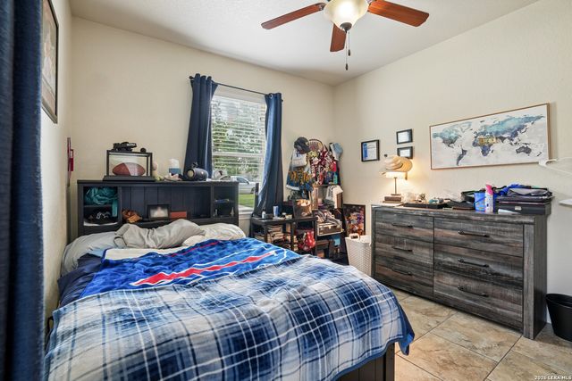 137 FAIRWAY DR, Floresville, TX 78114