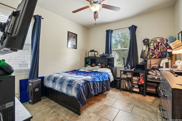 137 FAIRWAY DR, Floresville, TX 78114