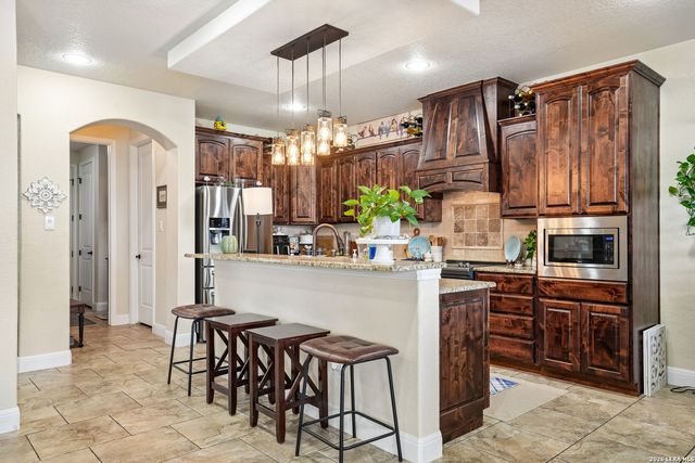 137 FAIRWAY DR, Floresville, TX 78114