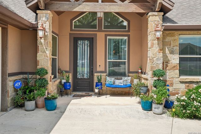 137 FAIRWAY DR, Floresville, TX 78114