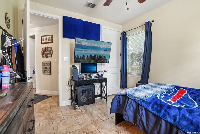 137 FAIRWAY DR, Floresville, TX 78114