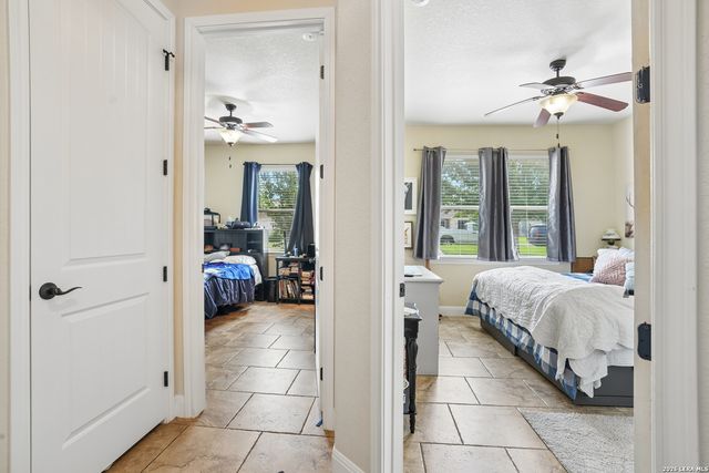 137 FAIRWAY DR, Floresville, TX 78114