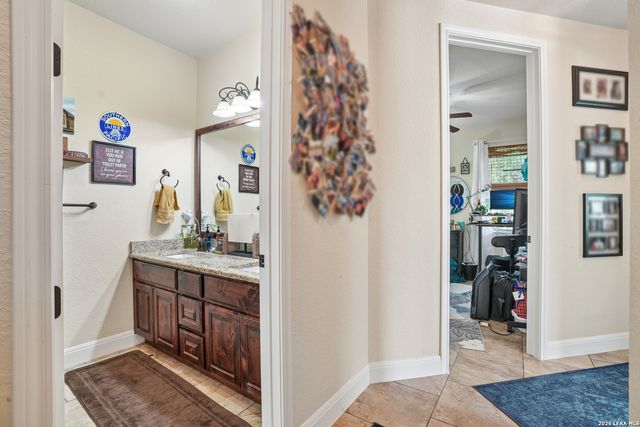 137 FAIRWAY DR, Floresville, TX 78114